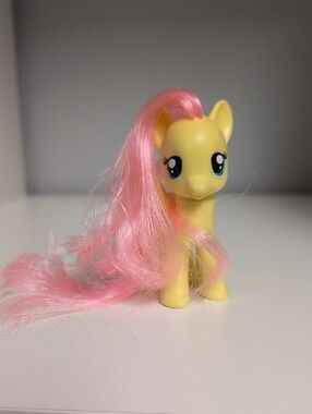 My Little Pony Fluttershy Droopy Eyes G4 Collectible Figure Pink Brushable Hair